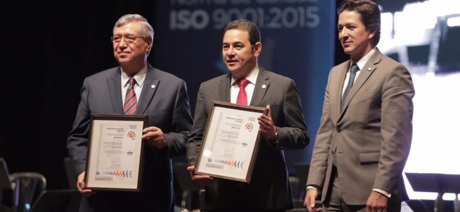 Presidente Morales destaca trabajo de servidores públicos en entrega de certificación ISO 9001:2015 a Ministerio de Finanzas