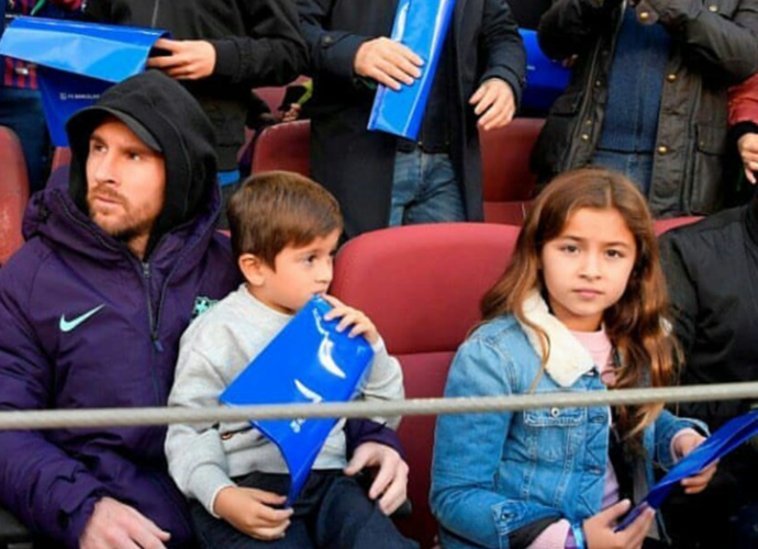 Así vivió la goleada del Barcelona ante el Real Madrid Lionel Messi, junto a su hijo Thiago en las gradas