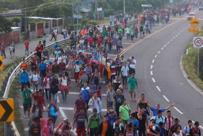 Migrantes deciden continuar marcha pese a oferta de Gobierno mexicano