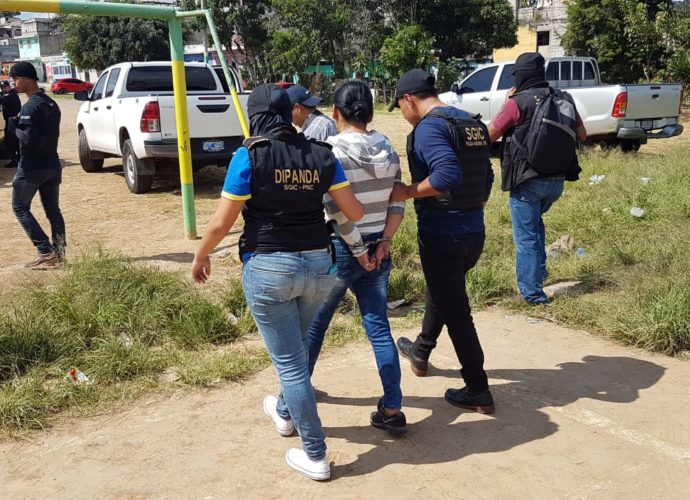 Capturan a mujer señalada de ser enlace entre pandilleros y líderes presos del Barrio 18