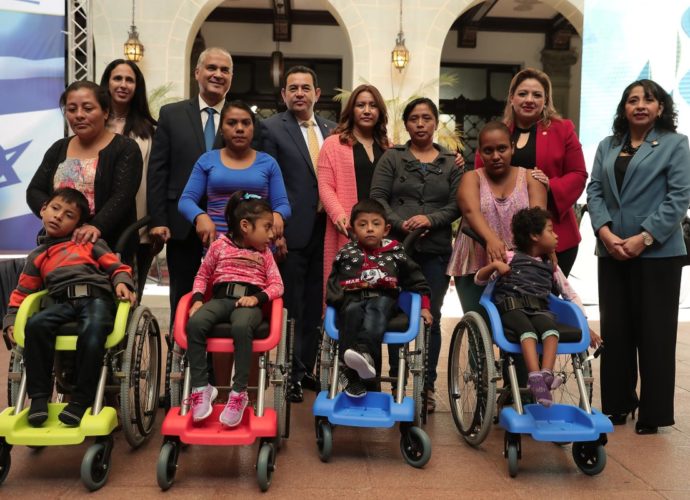 Gobierno de Israel entregó a Guatemala 270 sillas de ruedas para niños con discapacidad