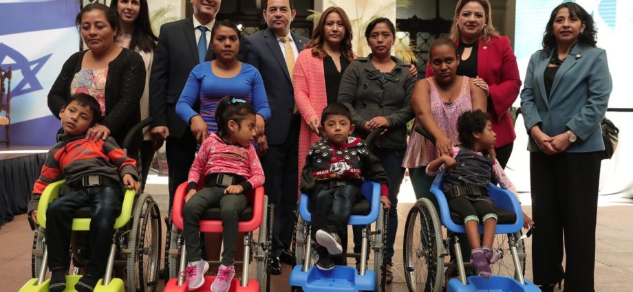 Gobierno de Israel entregó a Guatemala 270 sillas de ruedas para niños con discapacidad