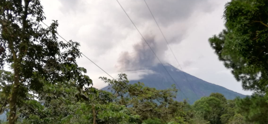 VIDEO: Volcán de Fuego registra erupción y flujo piroclástico en Barranca Santa Teresa
