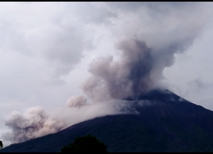 Volcán de Fuego: Flujo piroclástico desciende a Barranca Seca desde las 16:40 informa INSIVUMEH