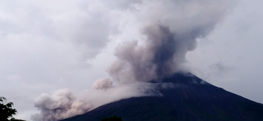 Volcán de Fuego: Flujo piroclástico desciende a Barranca Seca desde las 16:40 informa INSIVUMEH