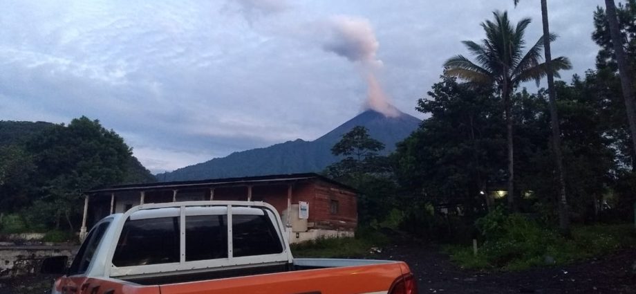 Nueva actividad eruptiva en el volcán de Fuego inició en horas de la madrugada de este viernes