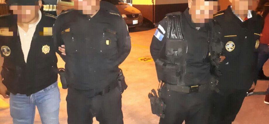 Dos agentes de la Policía Nacional Civil fueron capturados por sobornar a conductor en zona 3 de Mixco