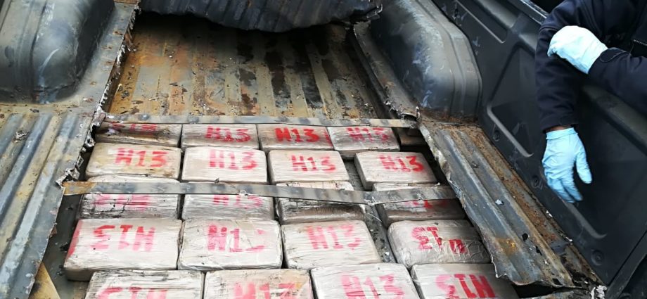 Dos capturados con 20 paquetes de cocaína escondidos en doble fondo de Pick-up