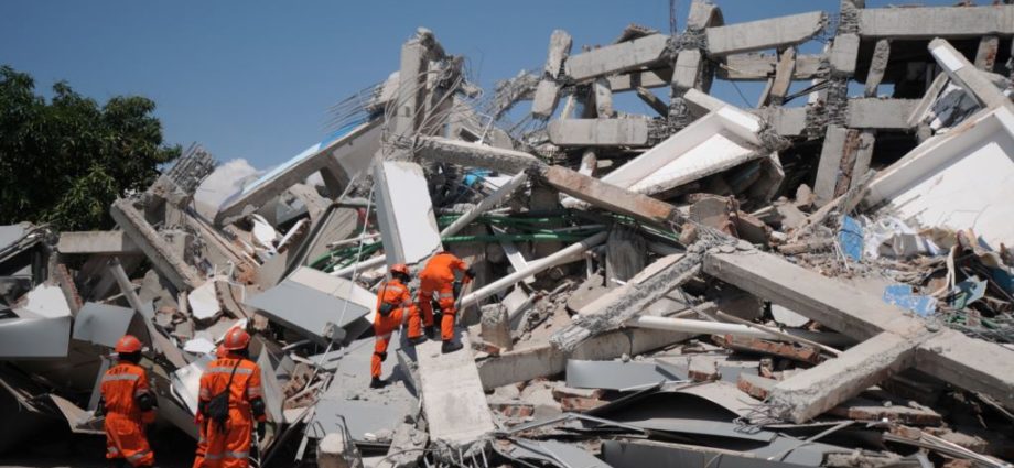 Indonesia: Empiezan a sepultar a víctimas del terremoto