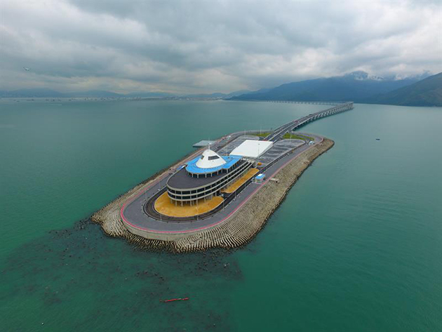 China abre el puente marítimo más largo del mundo con crítica desde Hong Kong