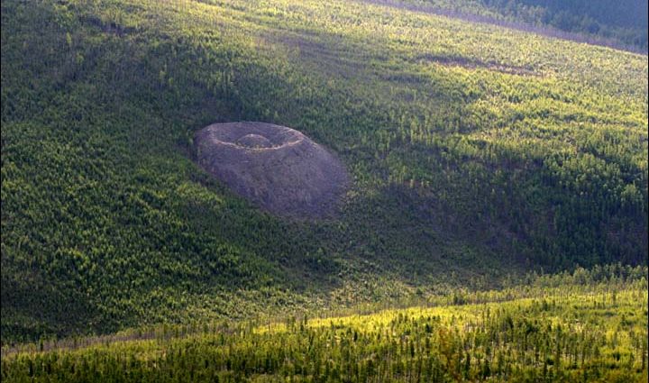 10 Datos Curiosos sobre el ‘Nido de águila de fuego’, el cráter más misterioso de Siberia