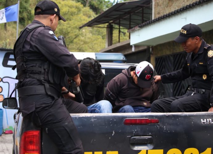 Tras una denuncia telefónica inmediata de un pasajero, dos «asaltabuses» fueron capturados