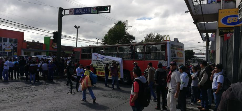 Bloqueos en Avenida Petapa y Calzada Aguilar Bátres por trabajadores y estudiantes de la USAC