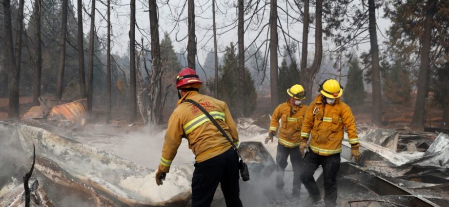 Vientos entorpecen labor de bomberos en California en la lucha contra feroces incendios