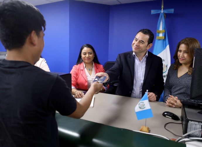 #InformeNacional | Presidente Morales verifica respuesta a connacionales en trámite de pasaporte