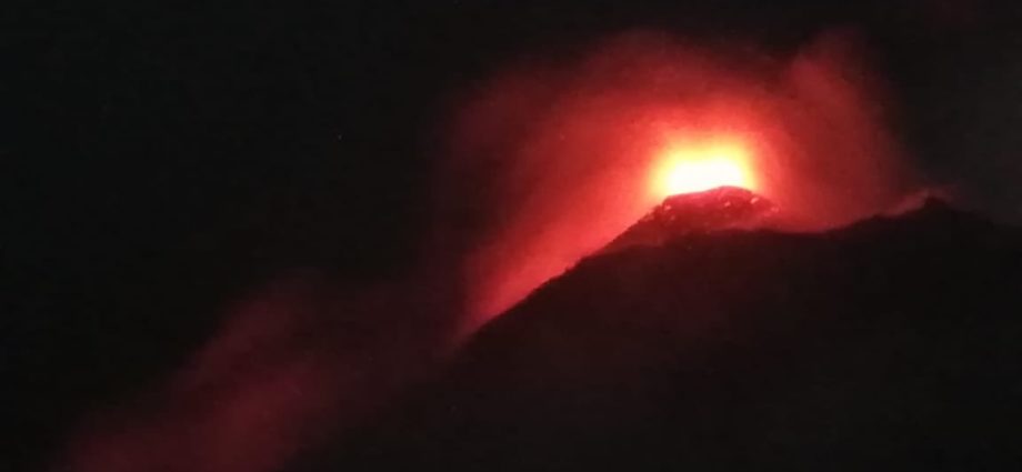 Incrementa actividad en Volcán de Fuego, pobladores cercanos ya están evacuando