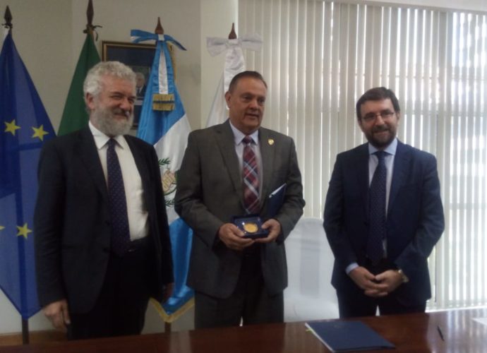 Guatemala firma convenio con Italia para fortalecer cultura de transfusión de sangre