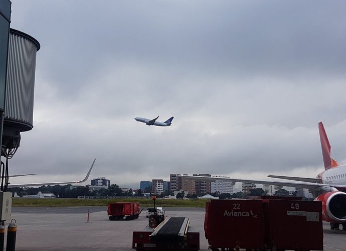 Aeronáutica Civil informó que la erupción del volcán de Fuego no afectó las labores en aeropuerto La Aurora