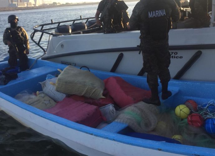 PRELIMINAR: Al menos 550 kilos con posible cocaína eran trasladados en lancha interceptada en el Pacífico