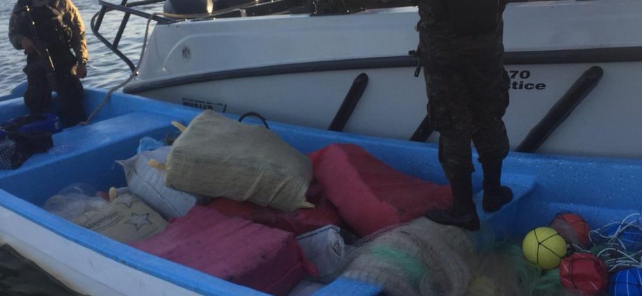 PRELIMINAR: Al menos 550 kilos con posible cocaína eran trasladados en lancha interceptada en el Pacífico