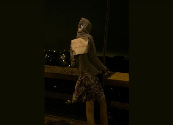 Conductores se alarmaron al ver a «una mujer» intentando lanzarse del puente «El Incienso», se llevaron una sorpresa