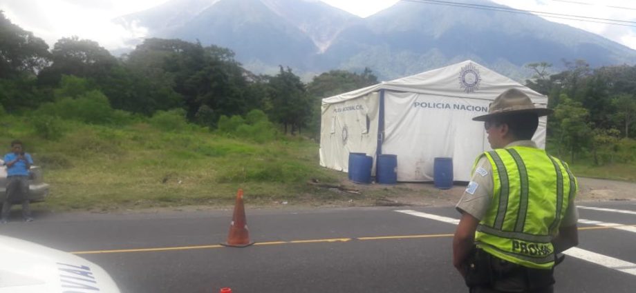 Ruta Nacional 14 se encuentra cerrada como prevención ante erupción de volcán de Fuego