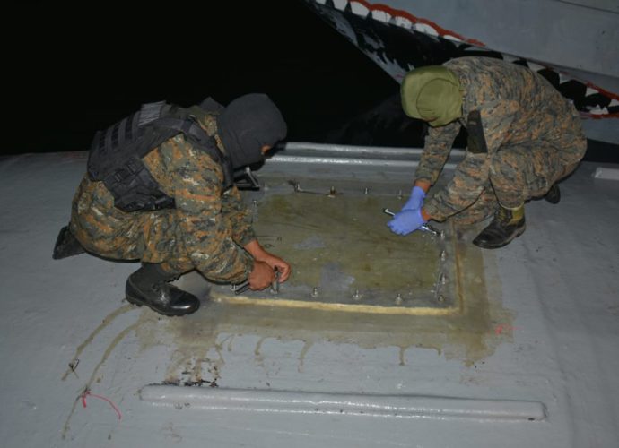 Marina de la Defensa Nacional interceptó en aguas del Pacífico semisumergible cargado con 125 costales con posibles ilícitos