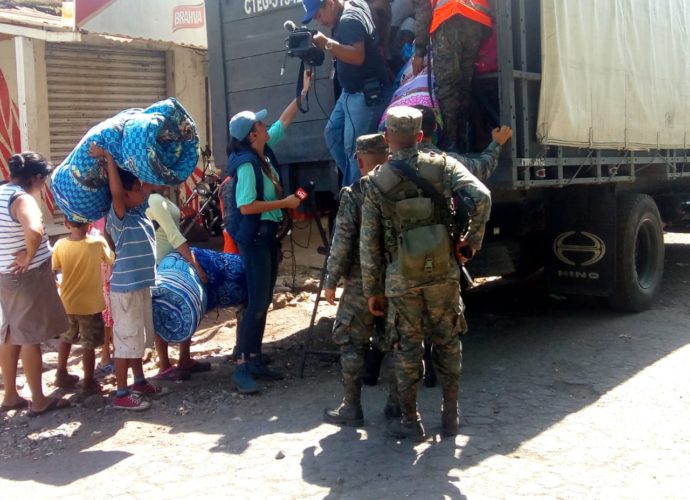 Tras finalizar la erupción del volcán de Fuego las personas evacuadas retornan a sus viviendas