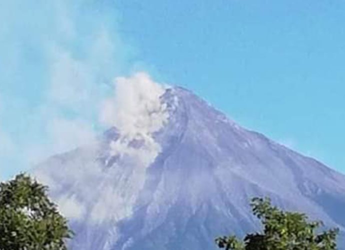 Quinta erupción del volcán de Fuego del año inició este domingo según informó INSIVUMEH