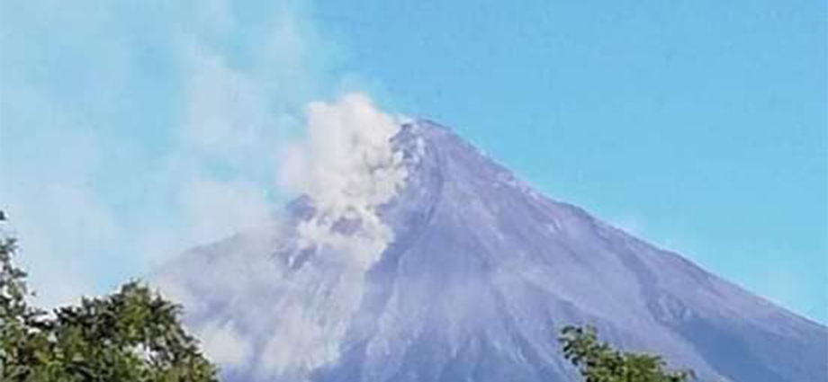 Quinta erupción del volcán de Fuego del año inició este domingo según informó INSIVUMEH