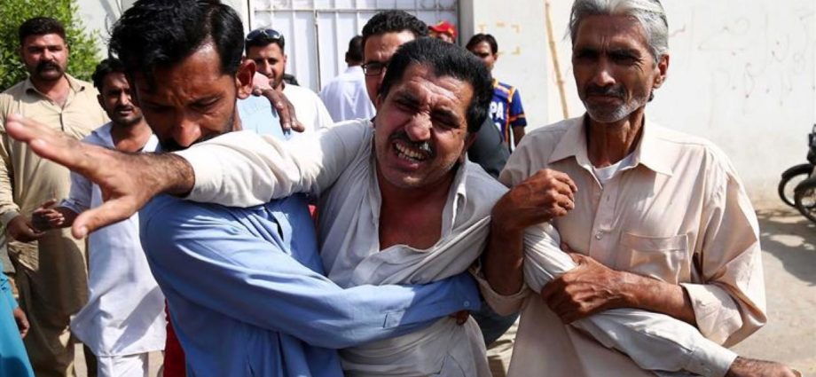 Atentados en un bazar y un consulado chino causan 38 muertos en Pakistán