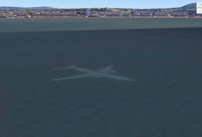 El misterioso avión bajo el agua que aparece en Google Earth