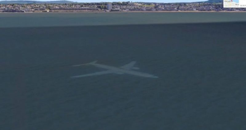 El misterioso avión bajo el agua que aparece en Google Earth