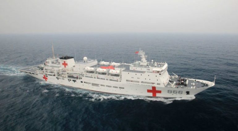 El buque hospital de Estados Unidos atiende a los migrantes venezolanos en Colombia