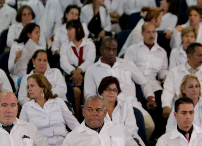 Cuba anunció el retorno de sus médicos desde Brasil antes de fin de año