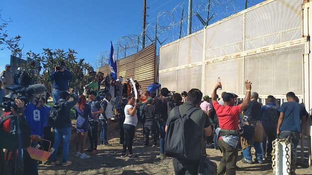 Estados Unidos detuvo a 42 migrantes que lograron cruzar la frontera en medio del disturbio de este domingo