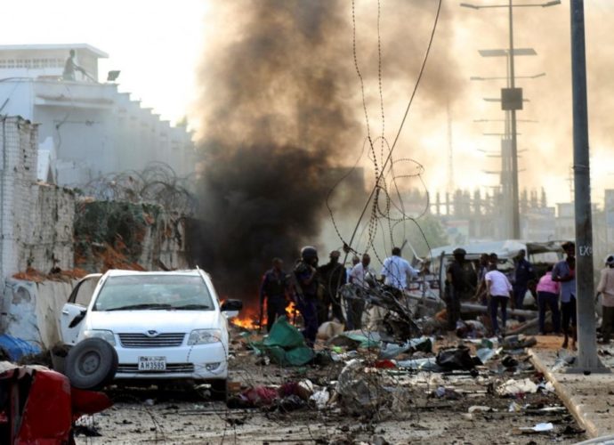 Al menos 13 muertos al estallar 3 coches bomba ante dos hoteles en Mogadiscio