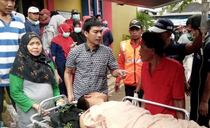 Indonesia reporta más de 220 fallecidos y 800 heridos tras tsunami