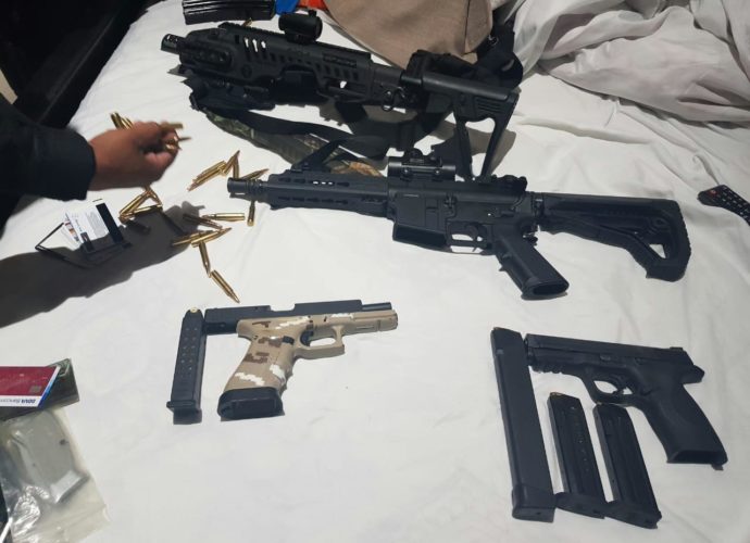 Mujer es capturada con armas de fuego y municiones