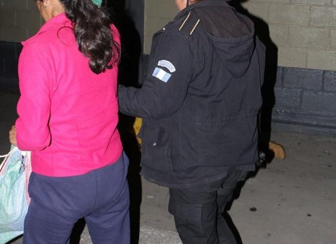 Mujer acusada de dar a luz a una bebé y lanzarla a una fosa séptica es entregada a la PNC