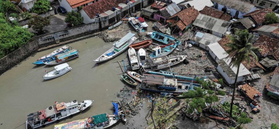 430 Suman los muertos por tsunami en Indonesia