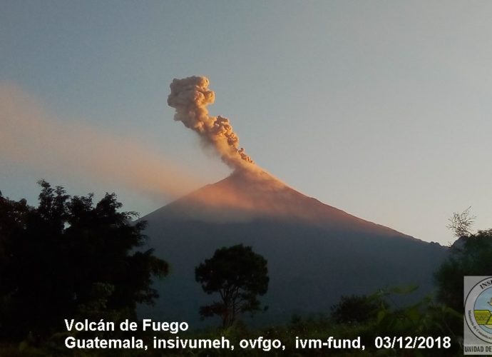 Conred realiza monitoreo de los volcanes Fuego y Santiaguito