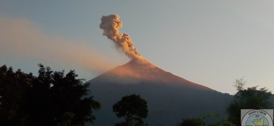 Conred realiza monitoreo de los volcanes Fuego y Santiaguito