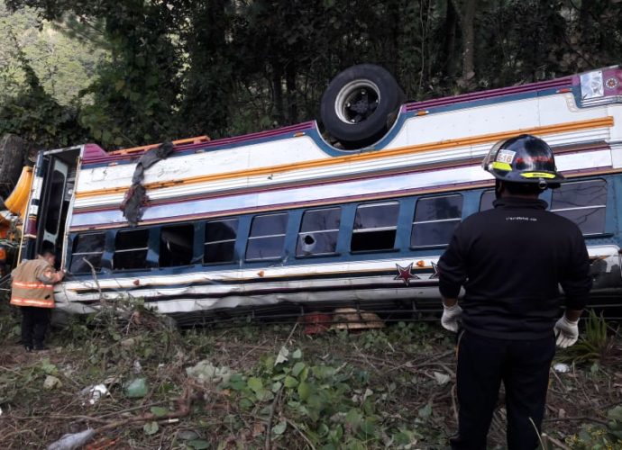 #EnDesarrollo: Bus de transporte colectivo protagoniza accidente en la vuelta el Tesoro Chichicastenango, Quiche