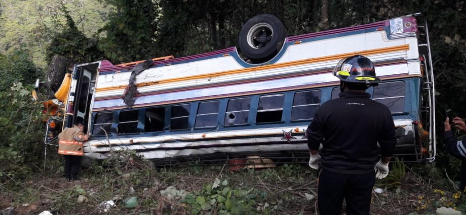 #EnDesarrollo: Bus de transporte colectivo protagoniza accidente en la vuelta el Tesoro Chichicastenango, Quiche