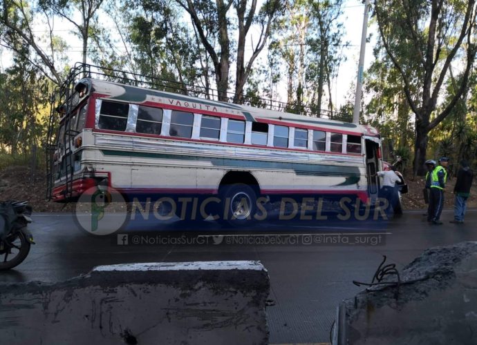 Bus del transporte urbano complica el paso por Villa Lobos