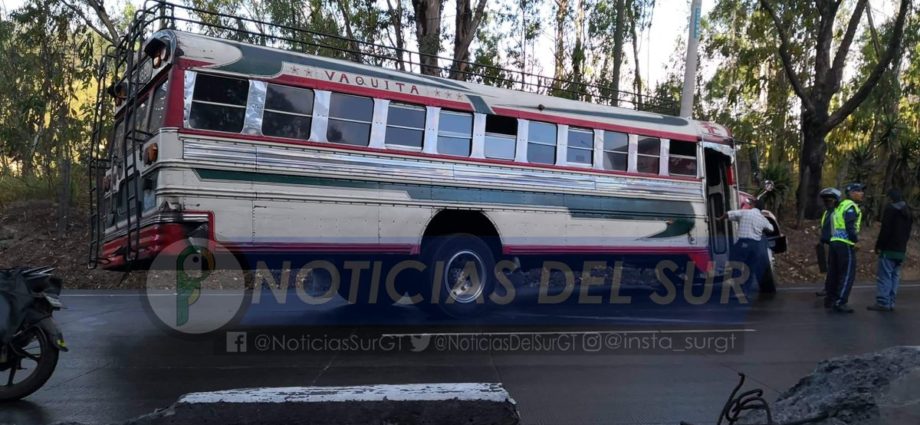 Bus del transporte urbano complica el paso por Villa Lobos
