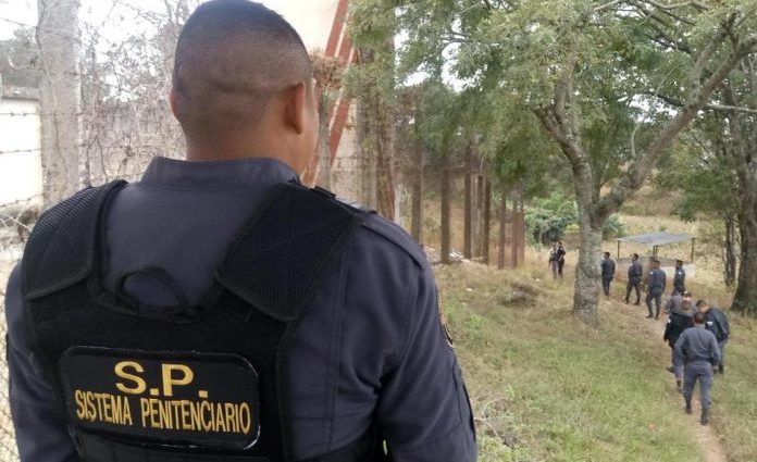 Localizan caleta con droga durante requisa en cárcel guatemalteca