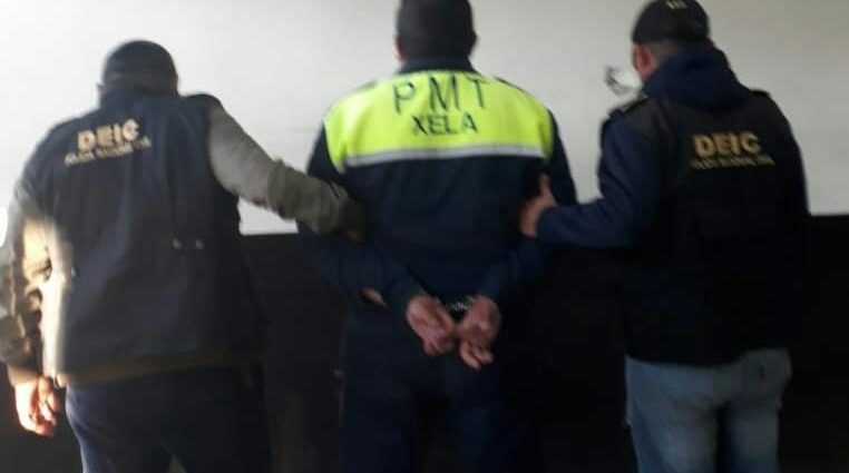 Policía Municipal de Tránsito de Xela capturado por supuesto soborno