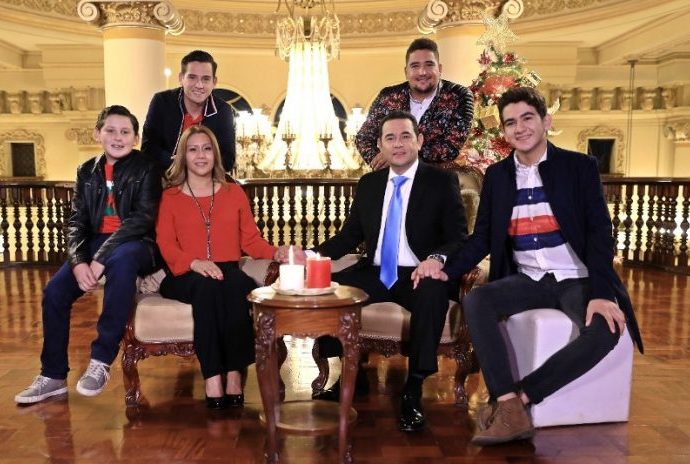 Presidente Jimmy Morales alienta a guatemaltecos a perseguir sueños y realizarse en la tierra que los vio nacer